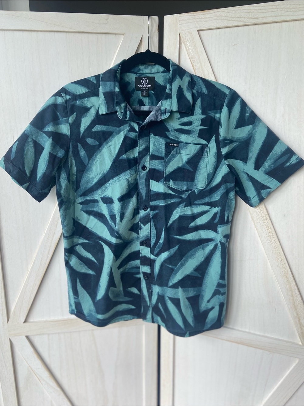 Volcom Boy’s Short-Sleeve Button Down Shirt - Size XL, Aqua/Navy Leaf Print